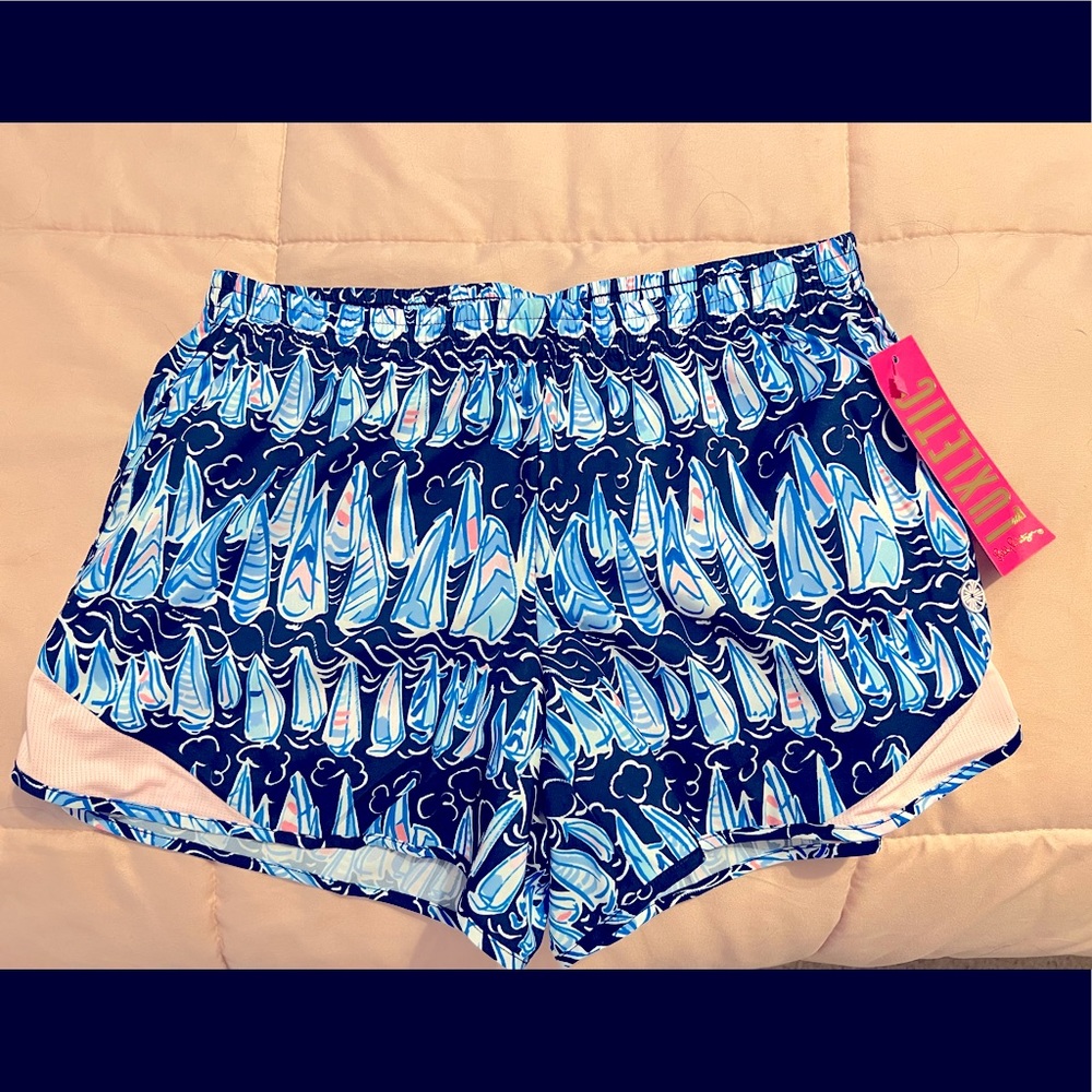 NWT - Lilly Pulitzer Luxletic Ocean Trail 4” Short, size XS
